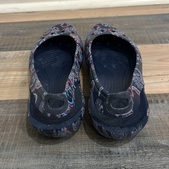 Crocs Women's Kadee Florals Flats Paisley Floral Navy Size 7 Casual Comfy Summer - Picture 8 of 11